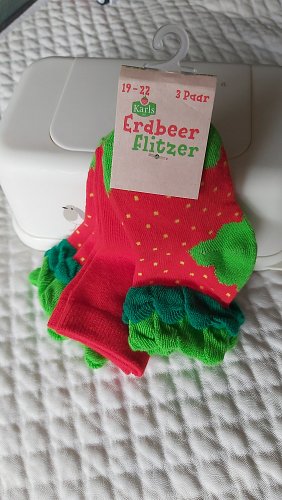 Erdbeer-Flitzer Socken NEU Gr. 19/22