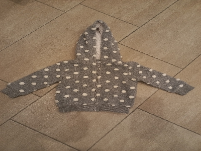Strickjacke grau mit weißen Punkten Topomini
