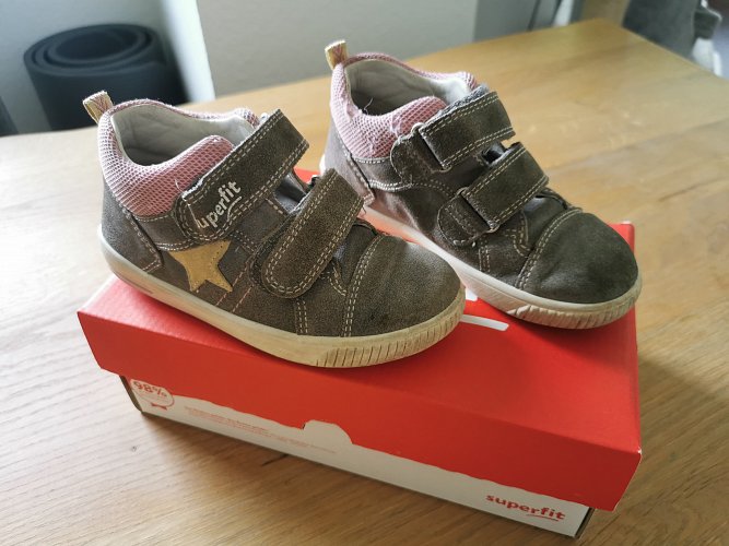 Schuhe mit Klettverschluss
