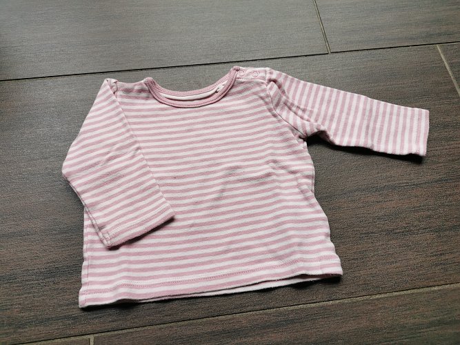 Gestreifter Pullover mit Knöpfen