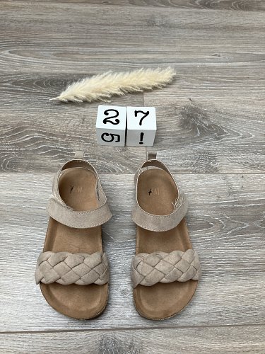 Sandalen mit Knöchelriemen
