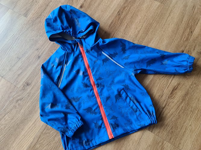 Coole Regenjacke mit Dino-Muster Gr. 98 von C&A