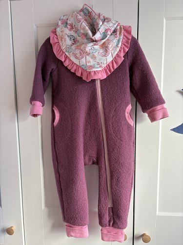 Wollwalk Overall 92/98 mit Rüschentuch und Beanie