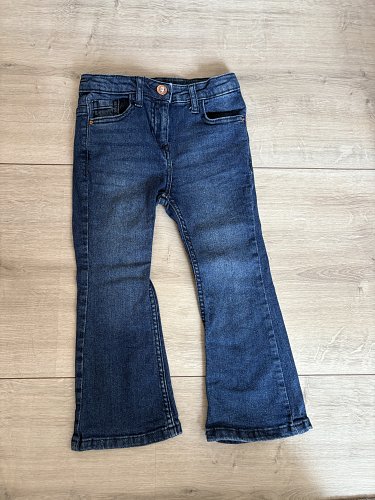 Schlagjeans/ Flared Jeans/ Jeans mit ausgestelltem Bein 104 neu
