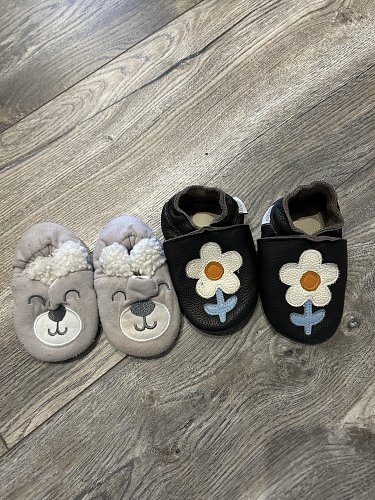 Schuhe und Lätzchen