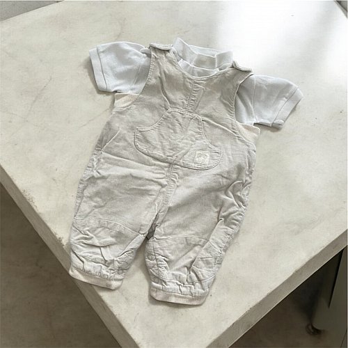Outfit-Set cremefarbene Latzhose mit weißem T-Shirt 🤍