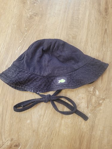 Schwarzer Sonnenhut / Sonnenmütze für Babyjungen Gr. 9 - 12 Monate