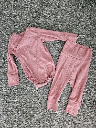 Langarmbodie und Hose