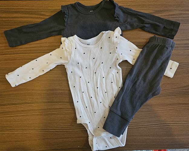 2x Bodys und Hose