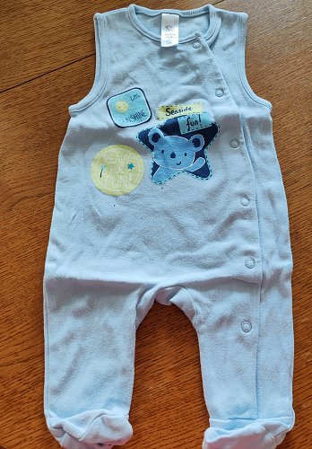 Blauer Babystrampler mit Füsse