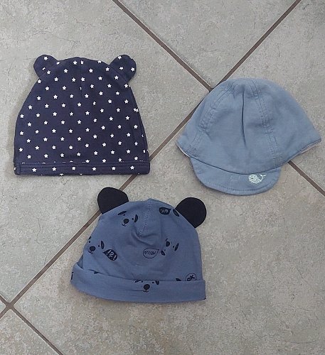 verschiedene Baby-Mützen