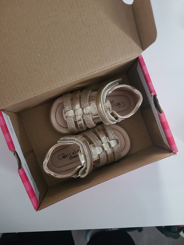 Goldene sommerschuhe