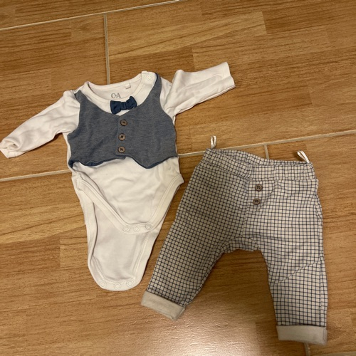 Süßes festliches Outfit