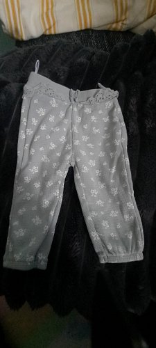 Graue Blümchenhose