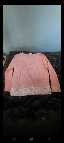 Aprikosenfarbenes Langarmshirt