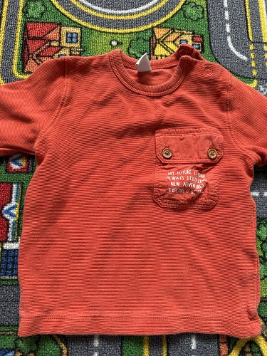 Orangener Pullover