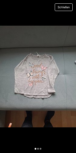 Graues T shir mit schmetterlingen