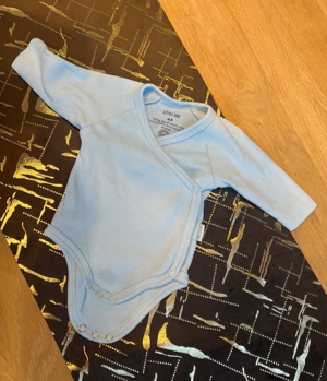 Hellblauer Wickelbody