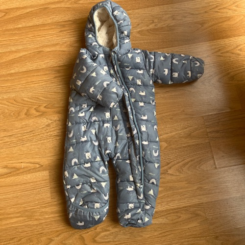 Süßer Schneeanzug mit Eisbären