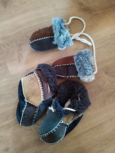 Fäustlinge und Schuhe