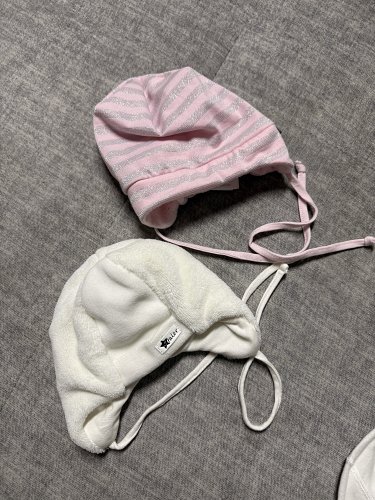 Ungetragene Babymützen