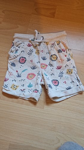 Kurze Hose mit Tiermuster