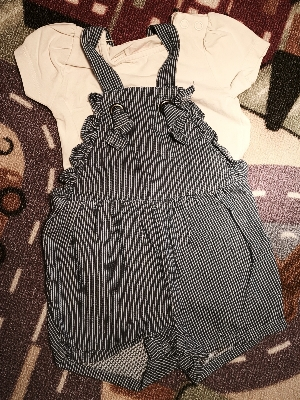 Latzhose und T-shirt