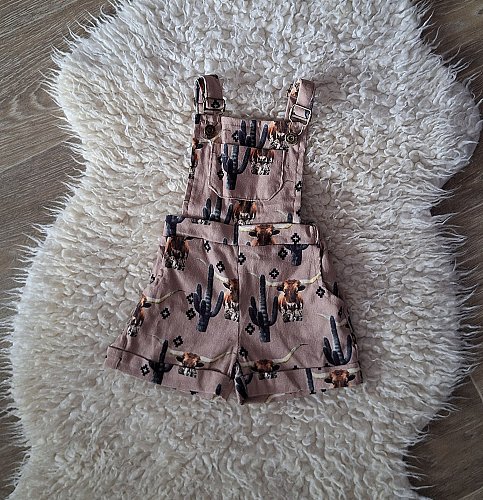 Cord-Latzshorty mit Western-Print (Gr. 90 entspricht ca. 86/92)