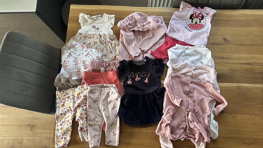Verschiedene babykleidung