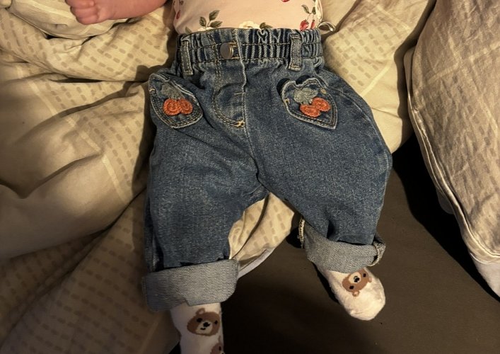 Jeans mit Kirschen