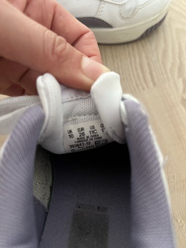 Ich verkaufe ein Paar sportliche Kindersneaker von Puma (Modell Caven) in der Größe 28. Die Schuhe sind weiß mit grauen Details und super bequem für den Alltag.